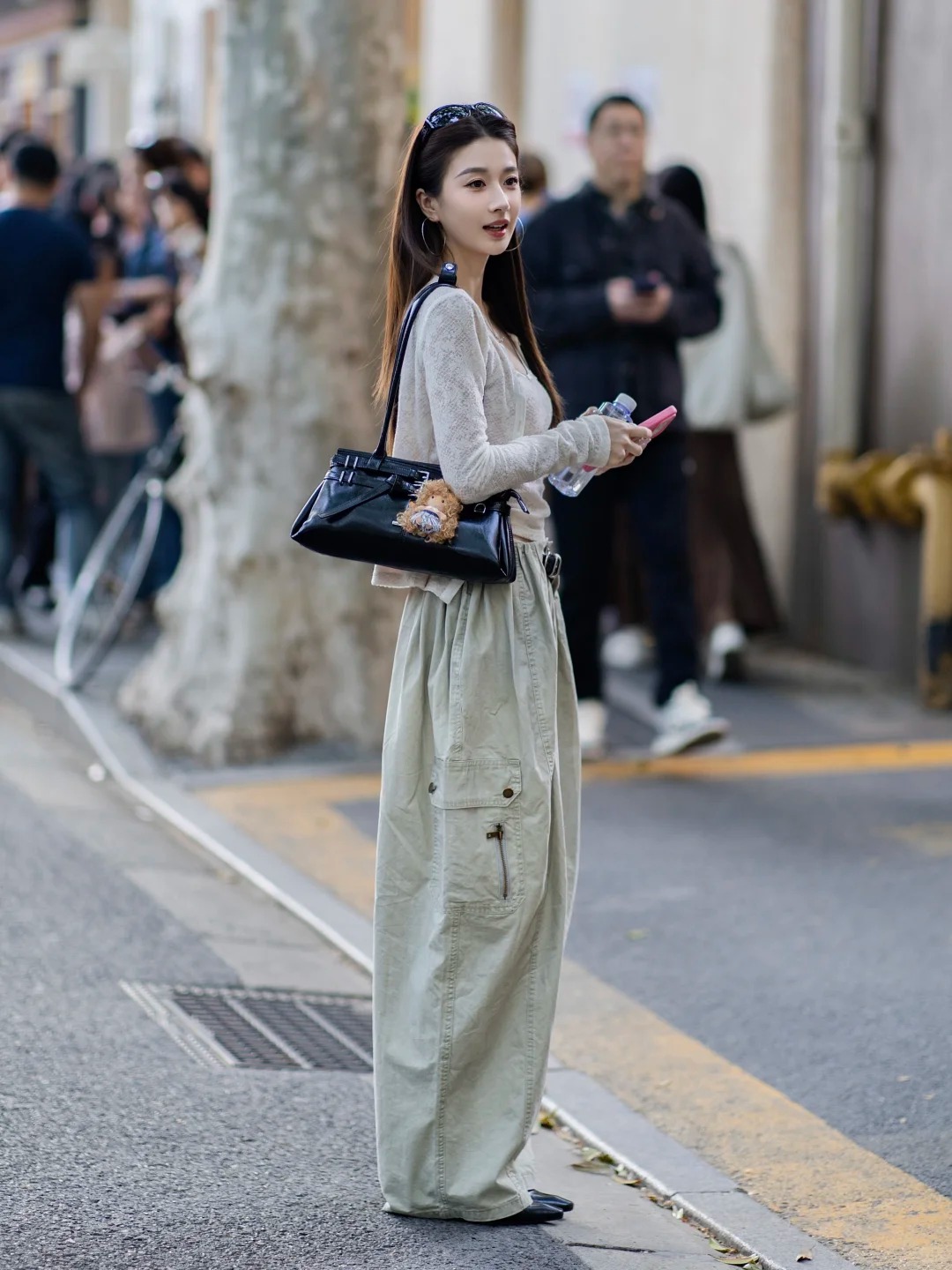 女性在街边回望镜头