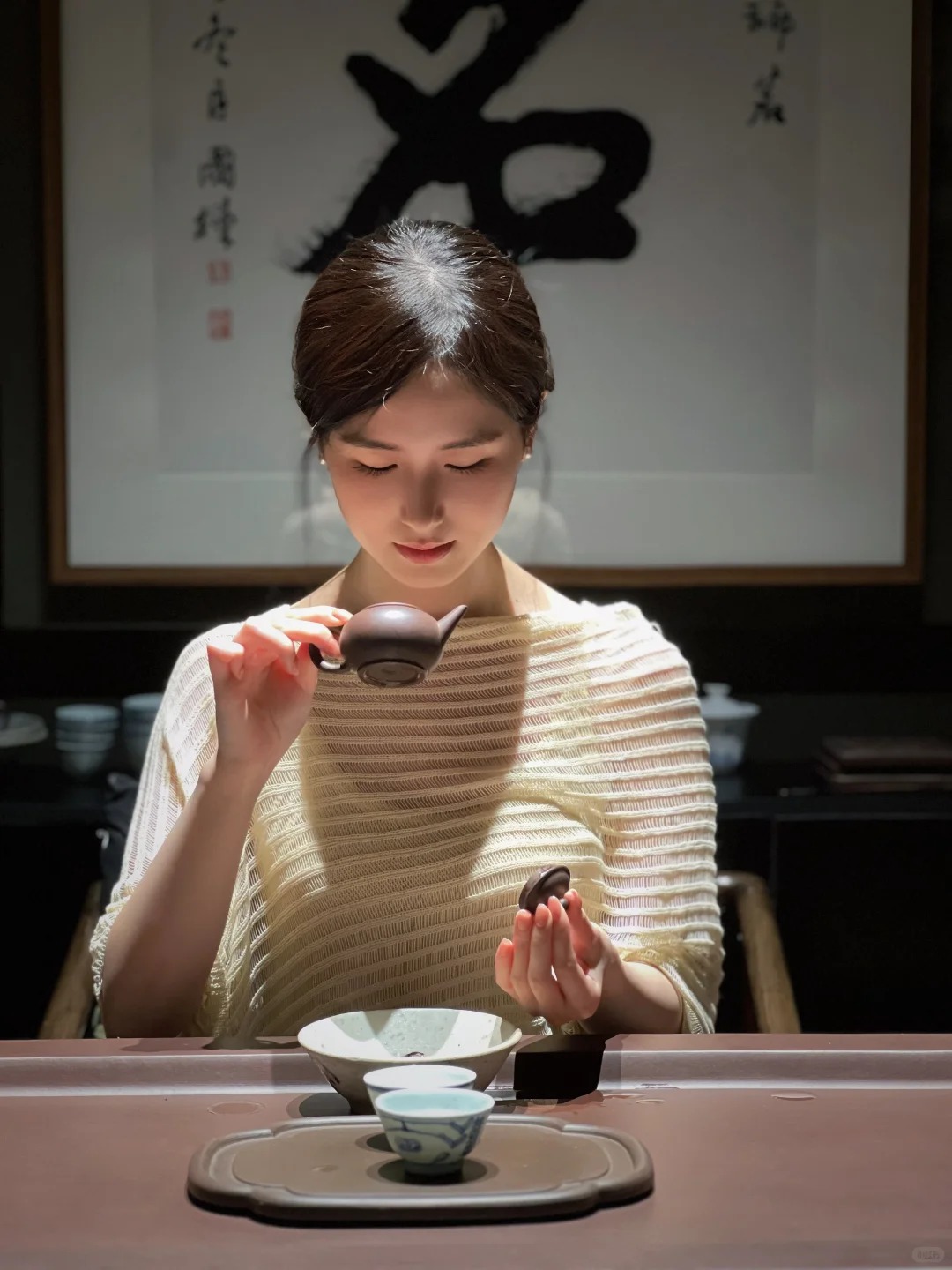 穿条纹上衣的女性坐在桌旁