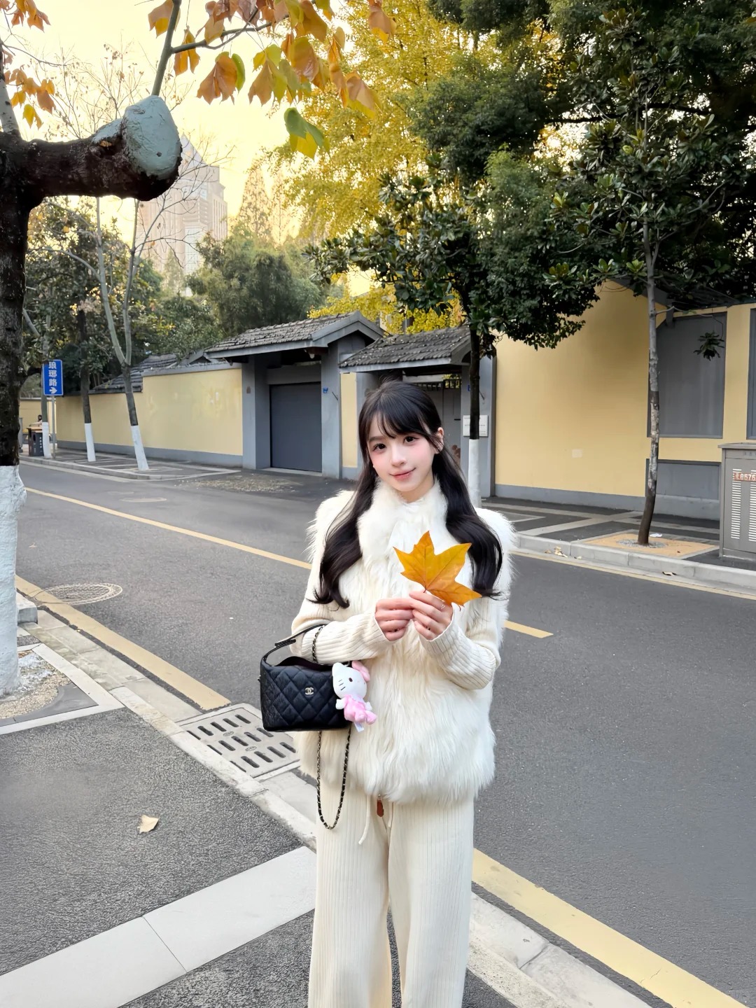 穿浅色长裤与外套的女性街景