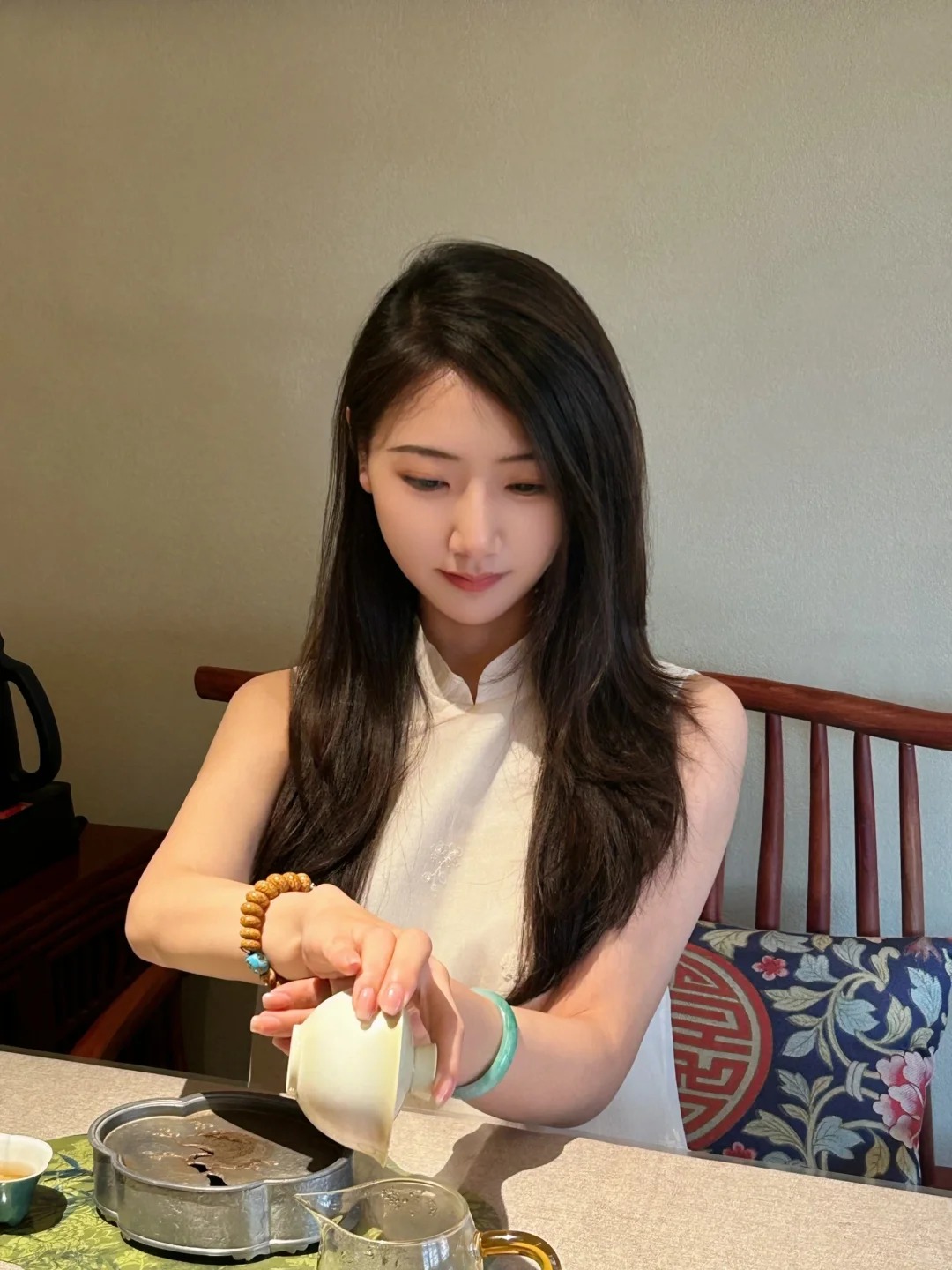 女性在室内桌旁的生活配图